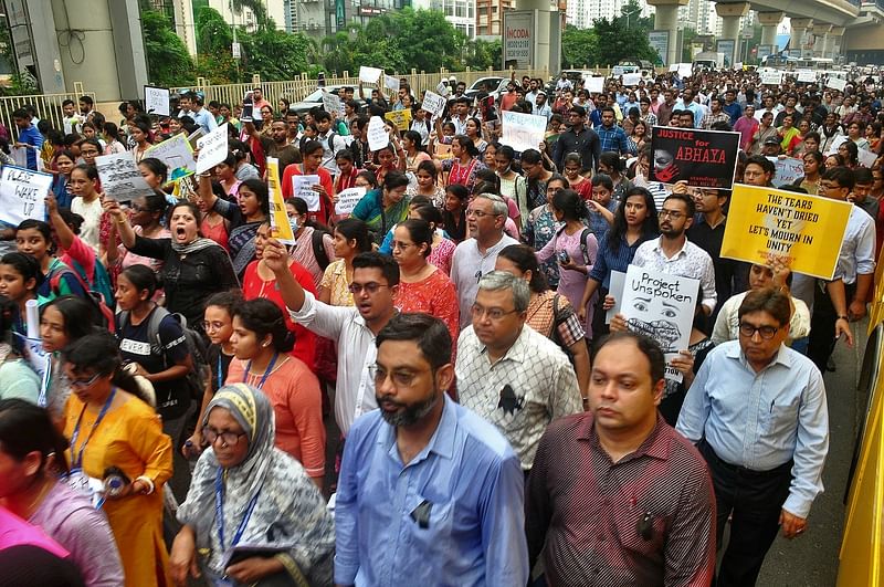 কলকাতার আর জি কর মেডিকেল কলেজ হাসপাতালে চিকিৎসককে ধর্ষণ ও হত্যার প্রতিবাদে পশ্চিমবঙ্গজুড়ে বিক্ষোভ চলছে